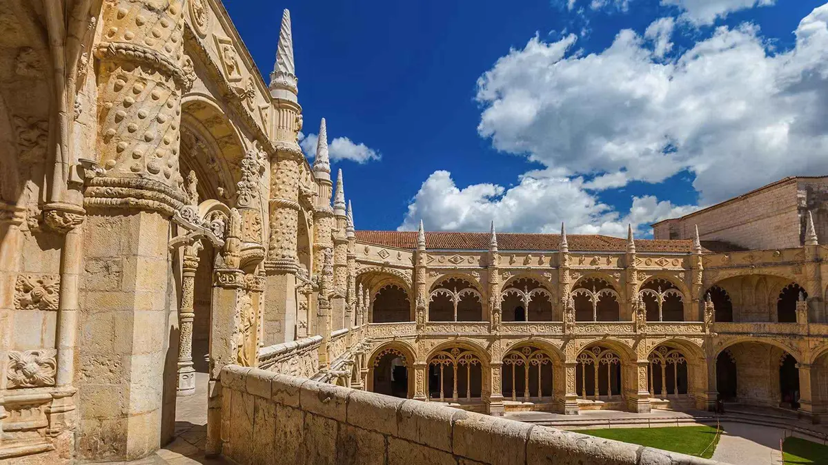 A Lisbon Card pass for museums and public transport in Lisbon, one of the museums in Lisbon pass options
