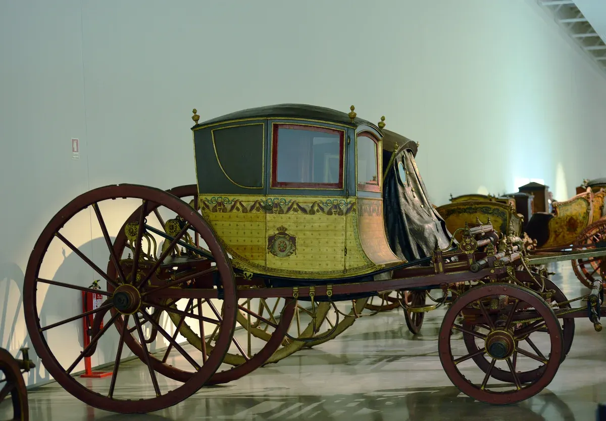 Lisbon museum: A green state coach in the Museu Nacional dos Coches
